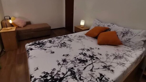 Nhà tiện nghi đơn giản, 3 phòng ngủ, máy điều hòa, quang cảnh thành phố
