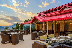 Outdoor dining - Ellays Dream Resort (Solan)