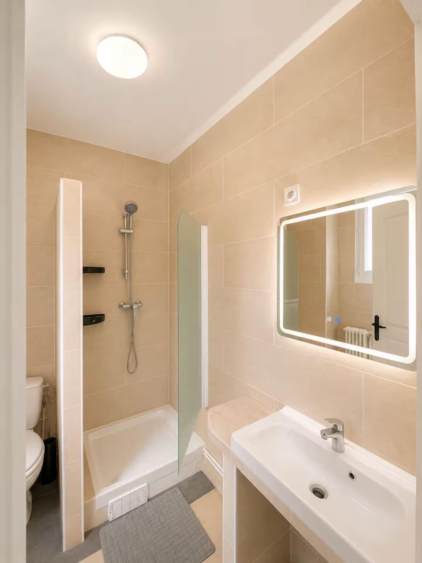 Une salle de bain avec une baignoire, une douche, des toilettes et un lavabo.
