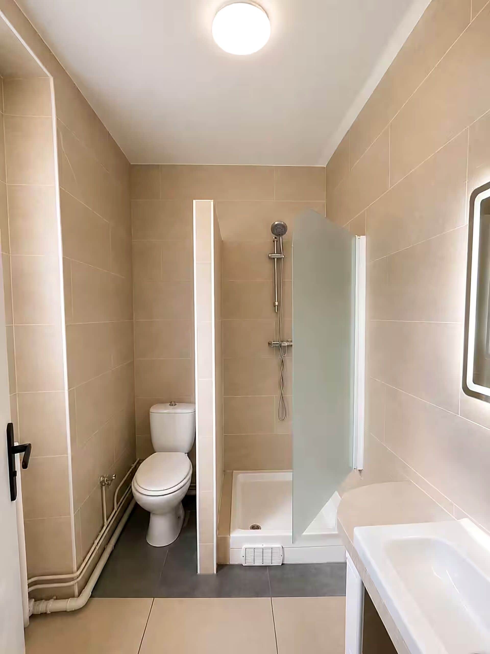 Ein Badezimmer mit Toilette, Dusche und Badewanne.