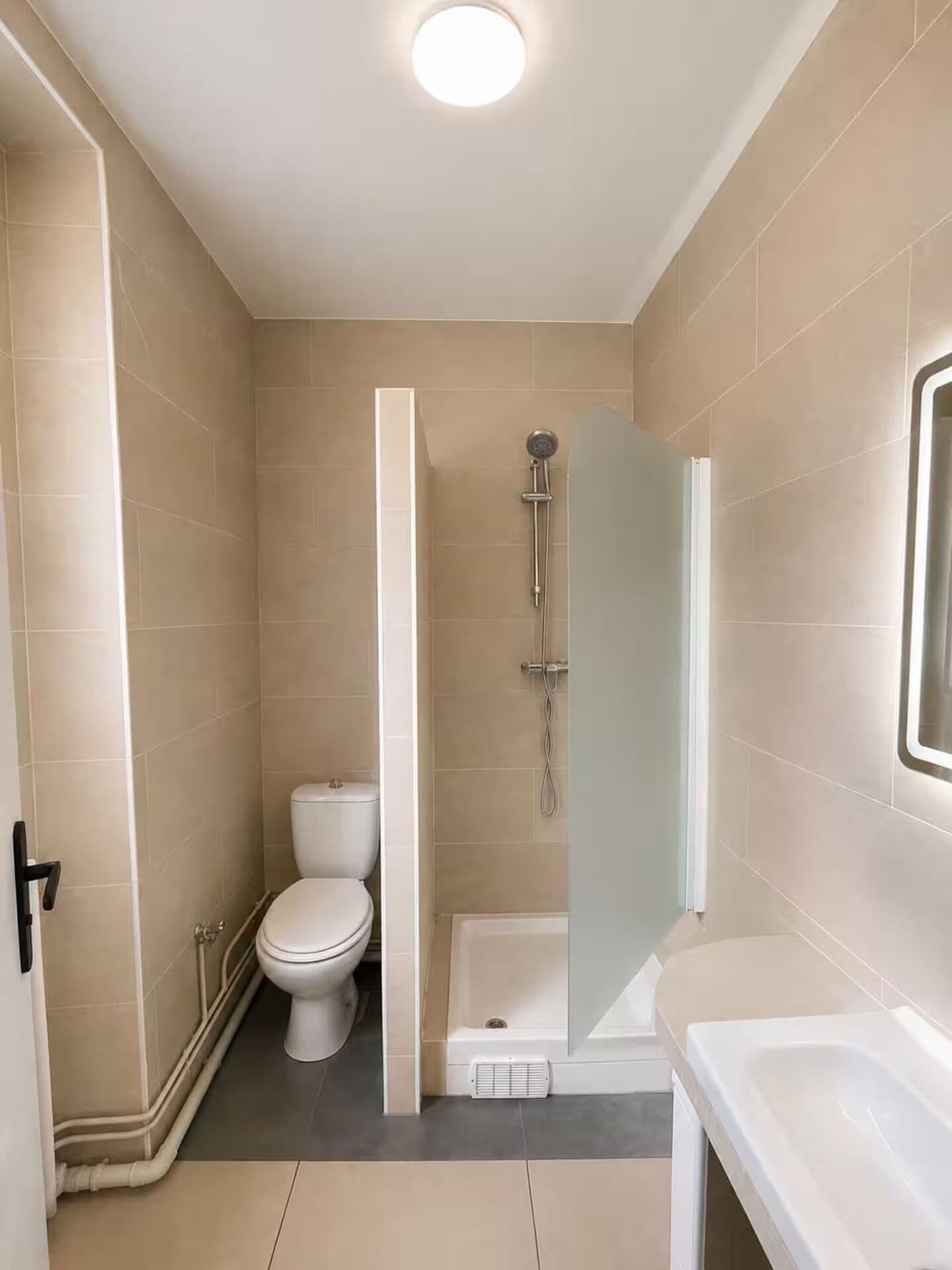 Un baño con inodoro, ducha y bañera.