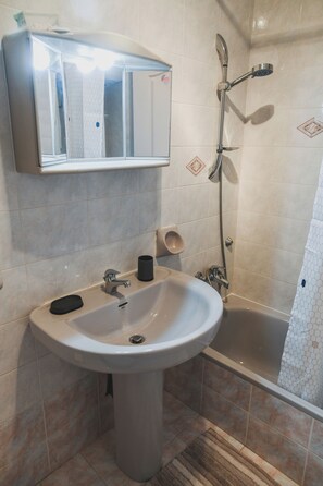 Bathroom - Charming 3-Bedroom Apartment with 3 Terraces (San Pawl il-Baħar)