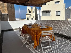 Outdoor dining - Charming 3-Bedroom Apartment with 3 Terraces (San Pawl il-Baħar)