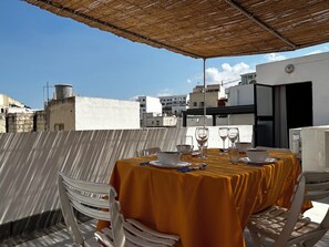 Outdoor dining - Charming 3-Bedroom Apartment with 3 Terraces (San Pawl il-Baħar)
