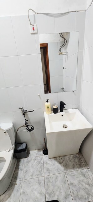 Bathroom - Stylish 2BR Apt in Near A&C Mall in East Legon with Fiber wifi (Accra)