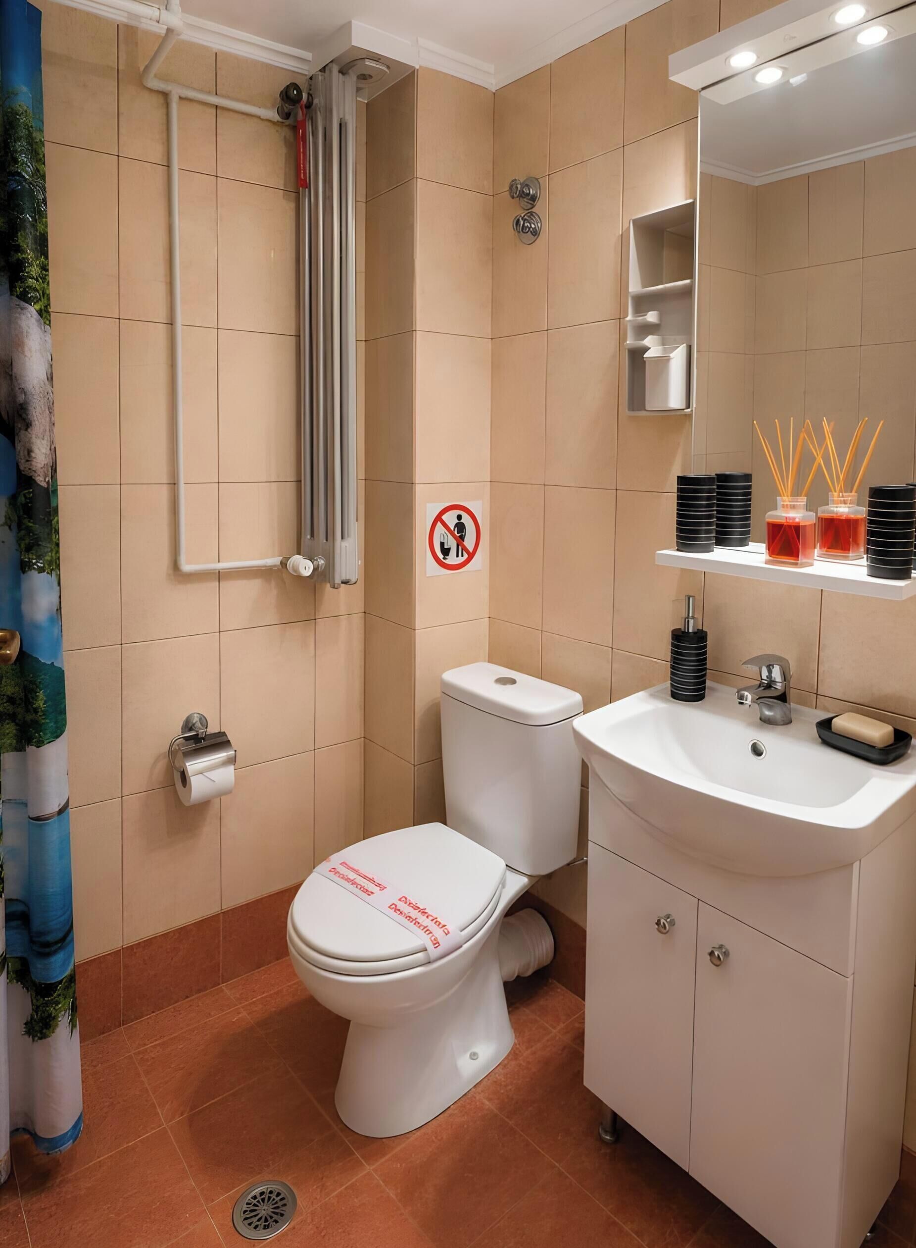 Une salle de bain équipée de toilettes, d’un bidet et d’un lavabo.