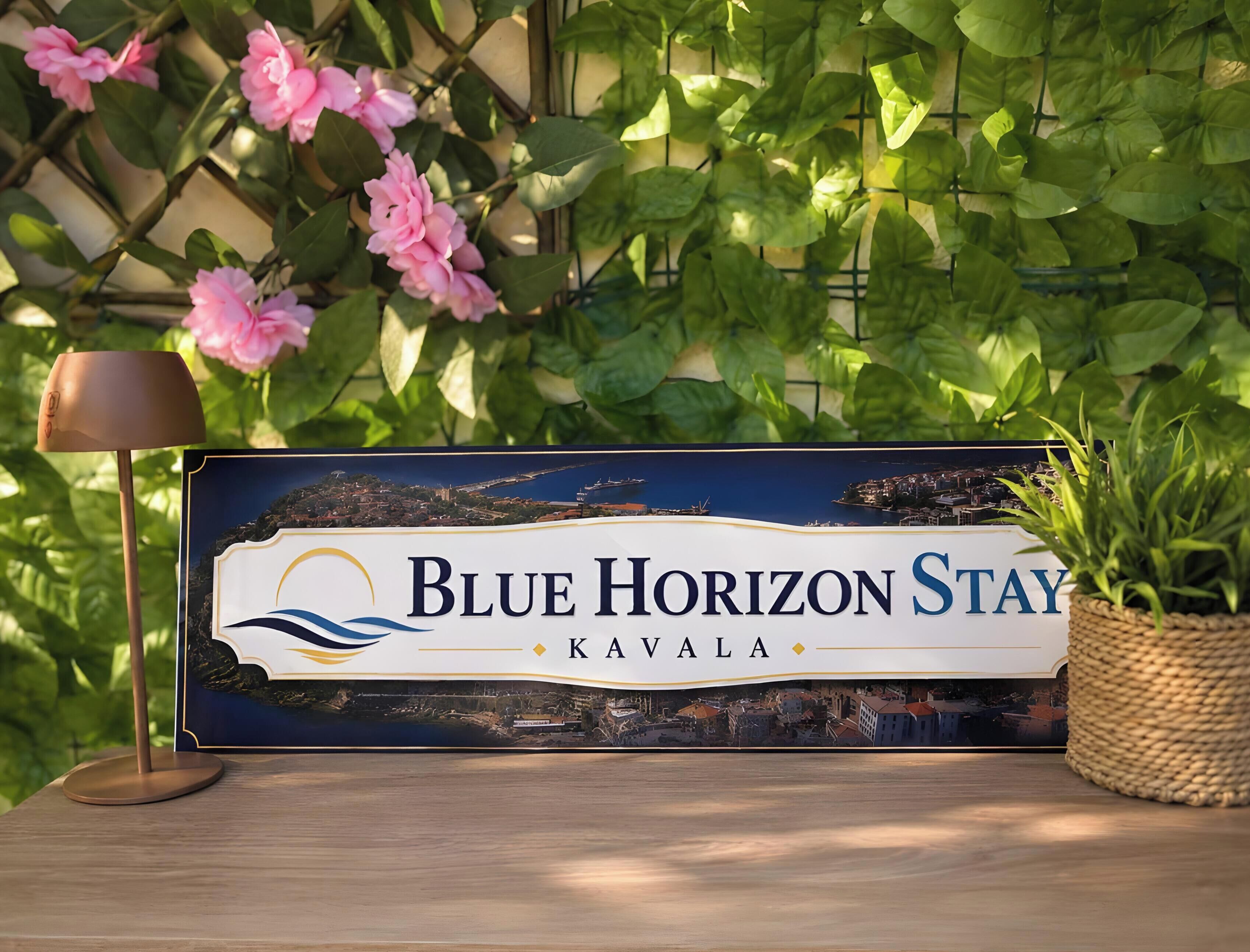 Une enseigne pour l’établissement Blue Horizon Stay à Kavala, avec une illustration représentant la vue sur la côte.