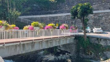 Un ponte sopra un fiume con un edificio sullo sfondo.