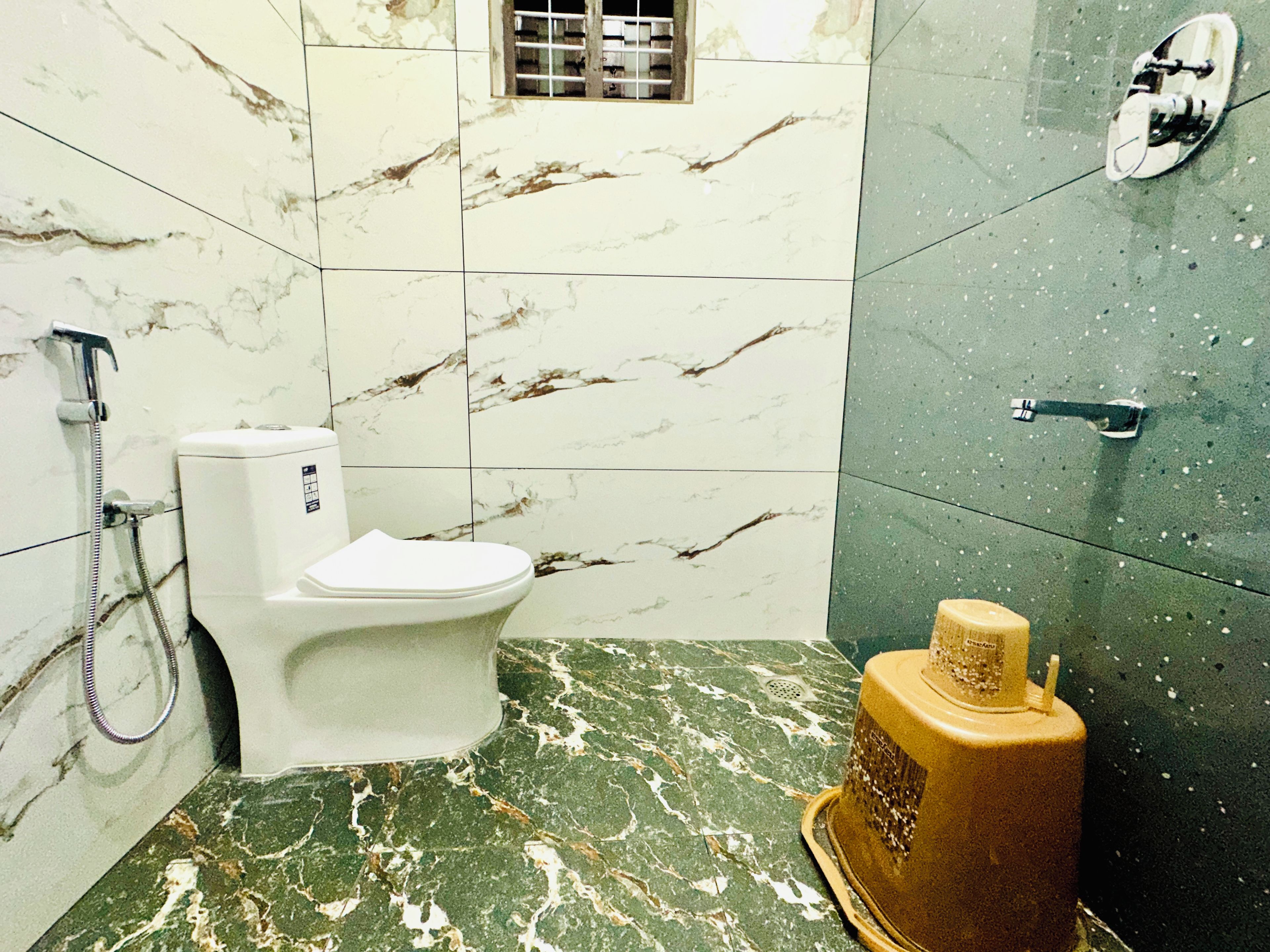 Un baño con inodoro, ducha y lavamanos.
