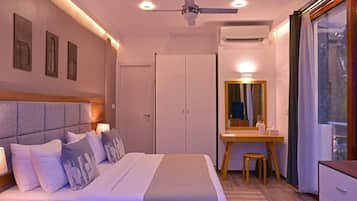 4 bedrooms, iron/ironing board, WiFi (free), bed sheets