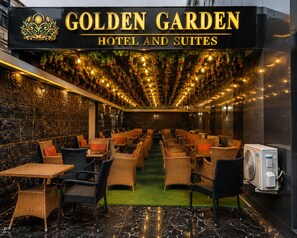 Outdoor dining - Golden Garden Hotel & Suites (Lagos)