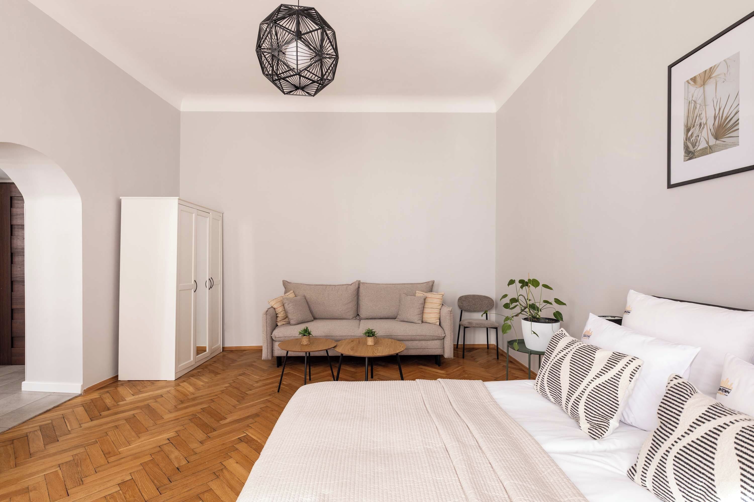 Iron/ironing board, travel crib, WiFi, bed sheets