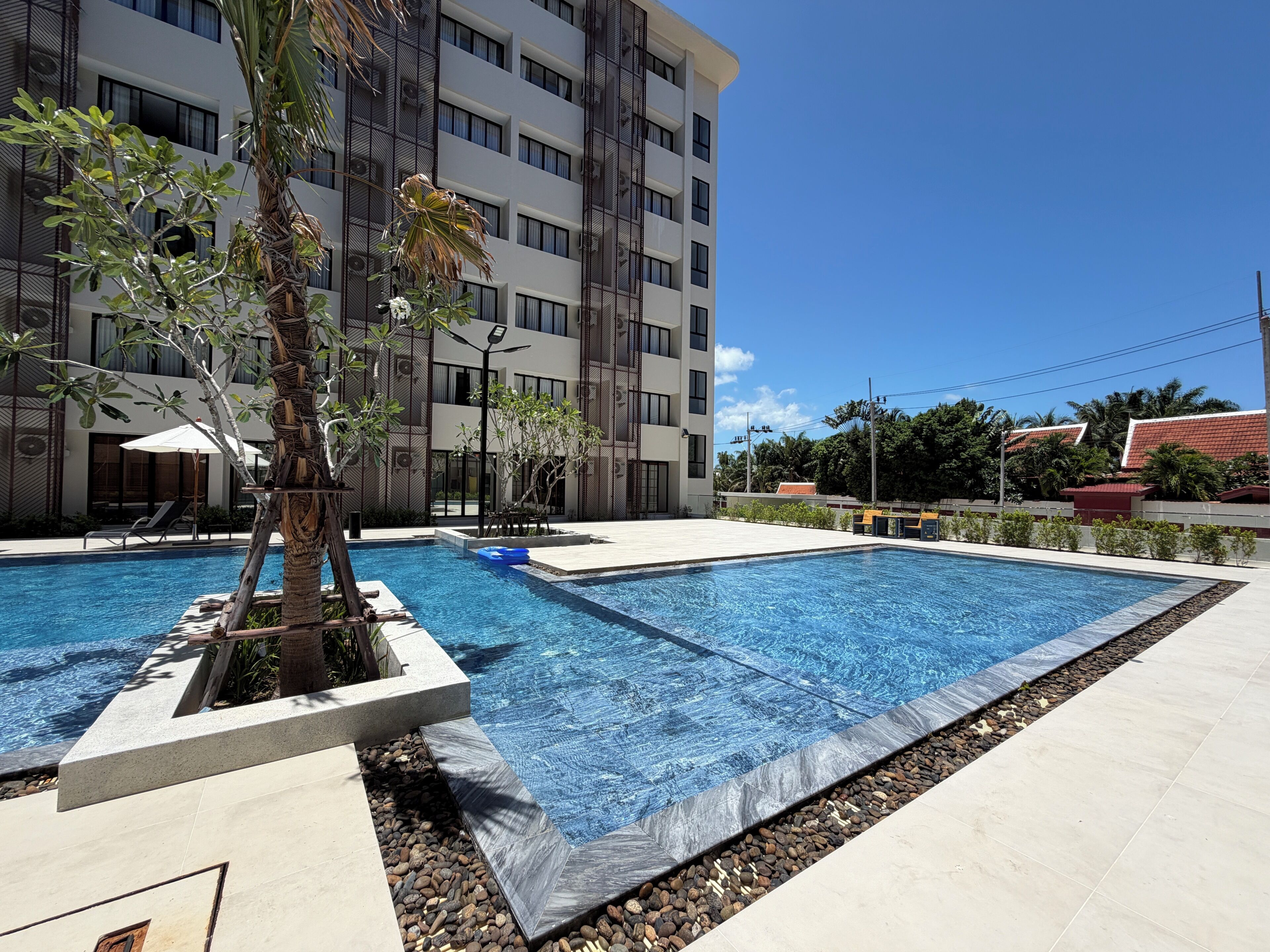 Una piscina al aire libre