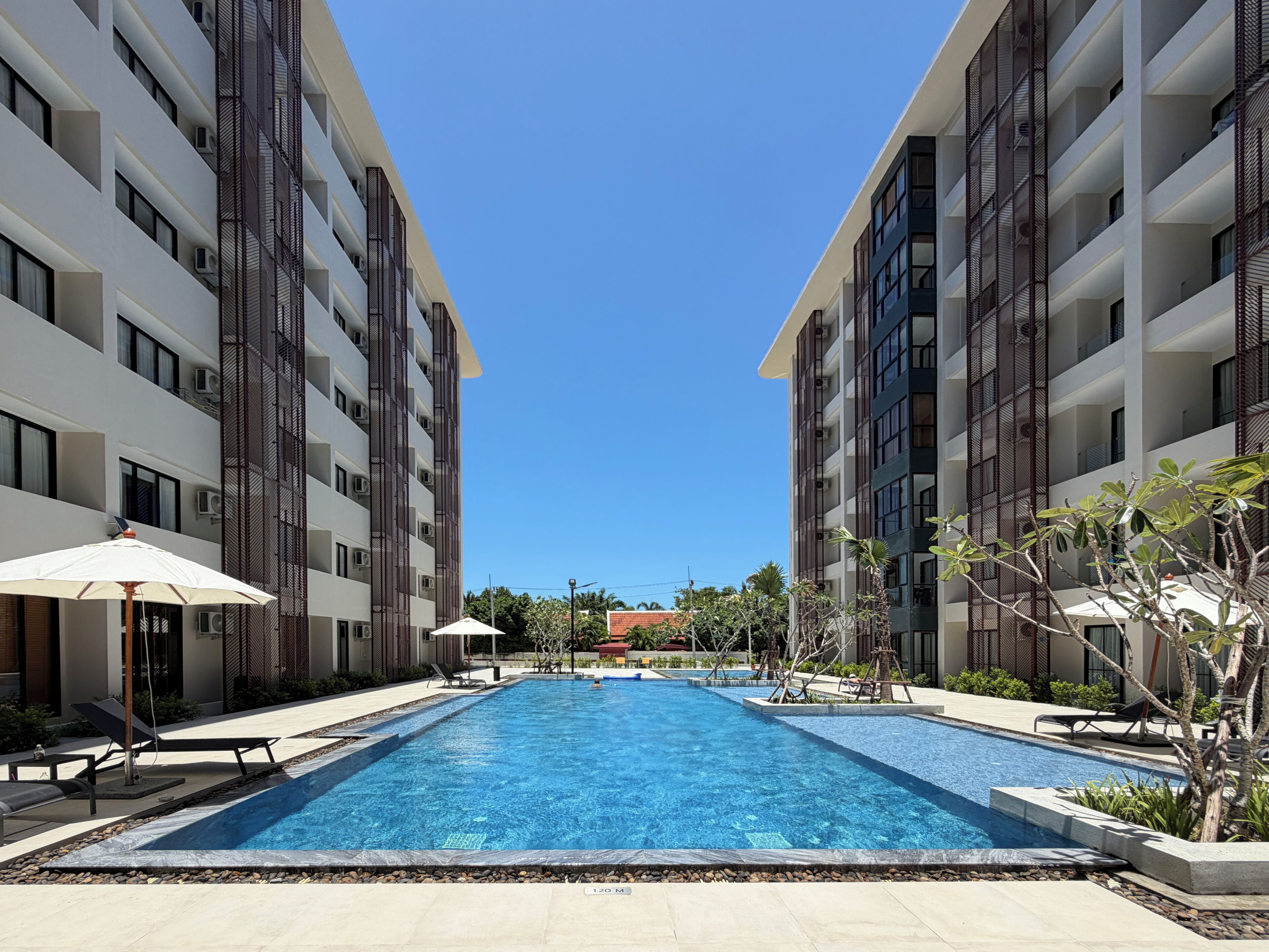 Una piscina al aire libre