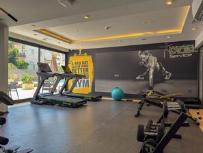A gym with treadmills, a stationary bike, and weightlifting equipment. - Qoople Elize A38 - Cozy 1-bedroom apartment in awesome Alanya (Alanya)