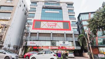 Un edificio de varios pisos con un llamativo letrero de BRK News, un restaurante llamado 'Chivas' y un anuncio de 'Silverstar Properties'.