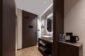 A modern bathroom with a large mirror, a sink, and a vanity with toiletries. - Mutao Hotel Hubin in 77 (Lanzhou)