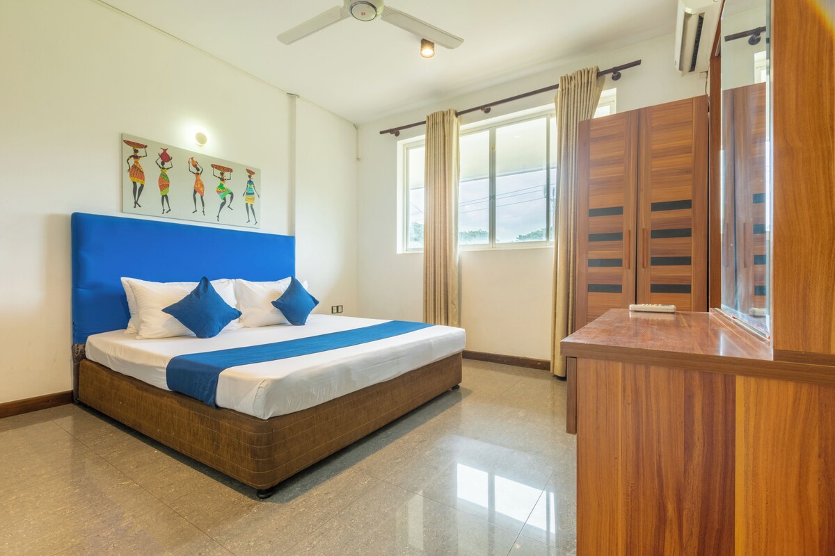 Chambre Double Standard, 1 très grand lit, balcon, vue ville | Wi-Fi gratuit