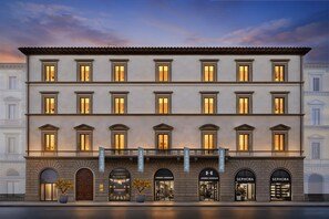A multi-story building with a row of shops on the ground floor, including brands like Under Armour and Sephora. - Palazzo Sogni (Firenze)