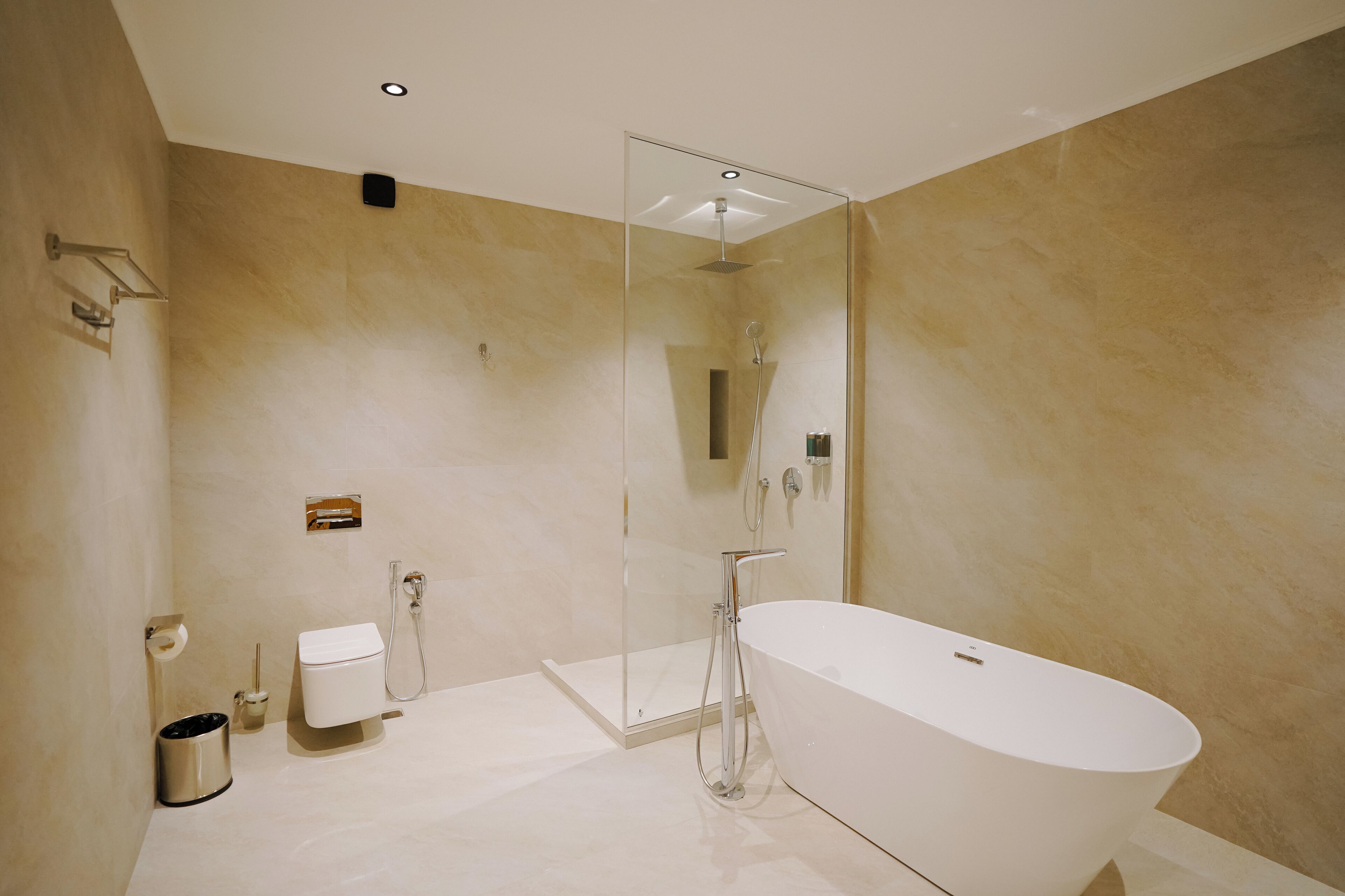 Luxury Suite | Bathroom | Separate bathtub and shower, free toiletries, hair dryer, slippers
