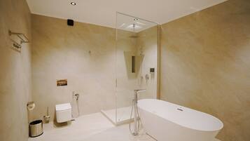 Luxury Suite | Bathroom | Separate bathtub and shower, free toiletries, hair dryer, slippers
