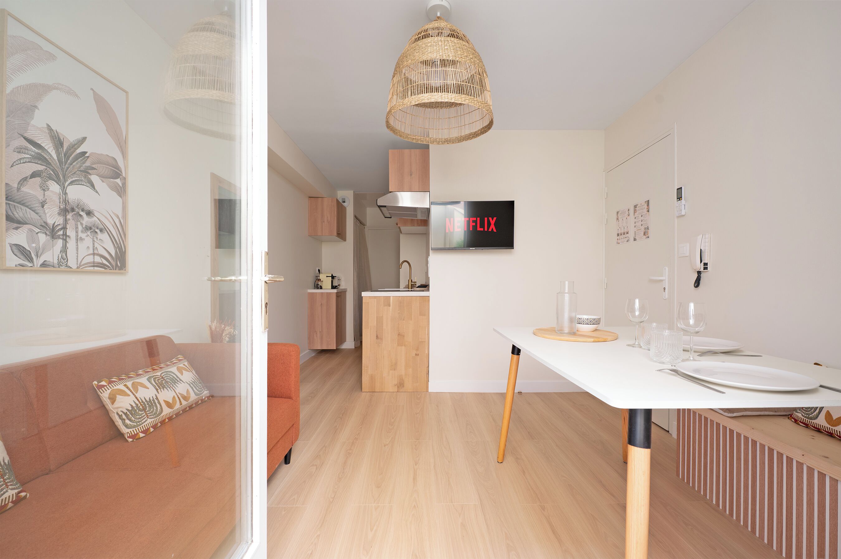Un intérieur moderne comprenant un coin repas, une cuisine et un espace de vie.