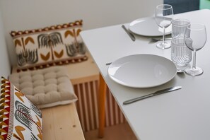 A neatly arranged dining table with plates, glasses, and cutlery. - Apartment with a private courtyard • Cathedral, 15 minutes away • Air Conditioning • Free parking (Albi)