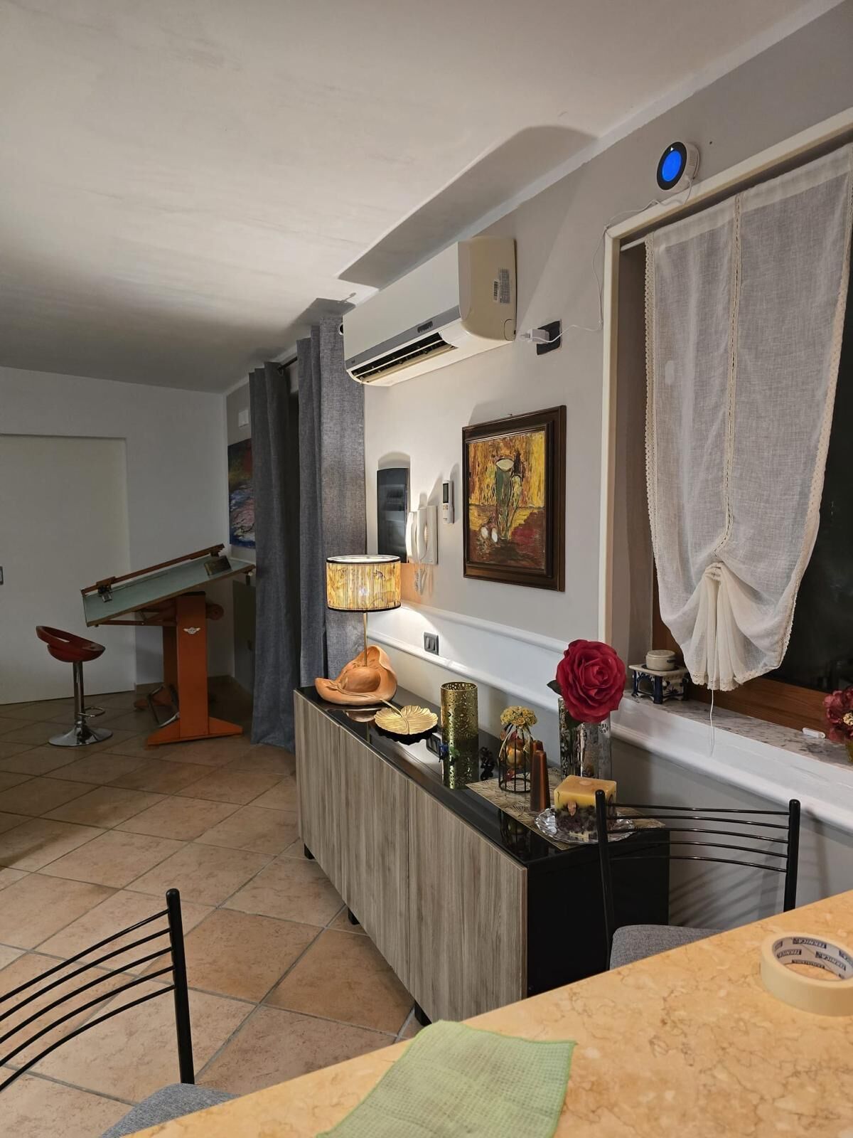 Une cuisine moderne dotée d’un îlot central, d’un coin repas avec une table et des chaises, et d’un bar avec un comptoir et des tabourets.