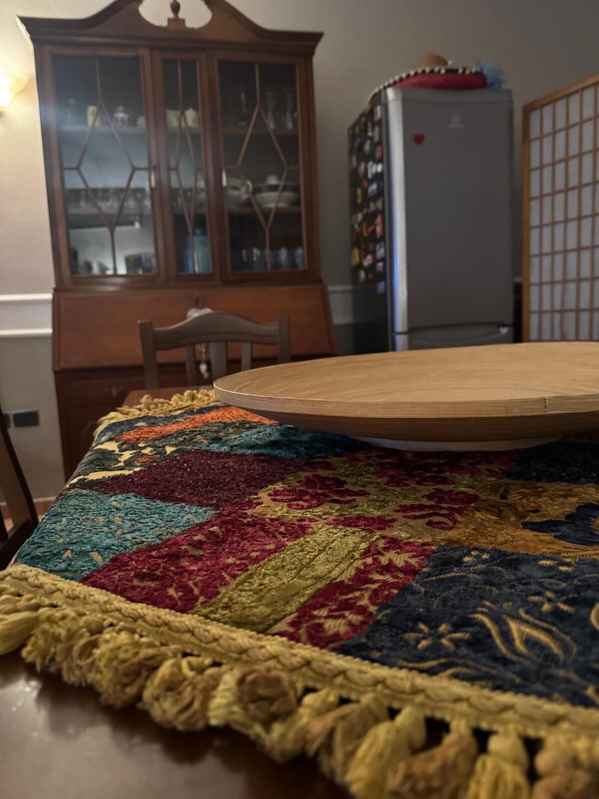 Une table à manger agrémentée d’un chemin de table coloré et à motifs.