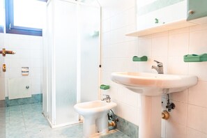 A bathroom with a toilet, bidet, and sink. - Cozy Flat With Pool Access (San Michele al Tagliamento)