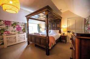 Room - Historic Log Farmhouse on Flying Cloud Farm (Fairview)