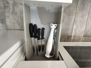 Een moderne badkamer met een douchecabine met glazen deur, een witte handdoek en een zwart-witte handdoek aan de muur.