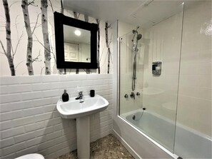 Sèche-cheveux, serviettes fournies, papier toilette