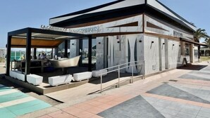 Um edifício moderno com área de estar coberta ao ar livre e piscina.