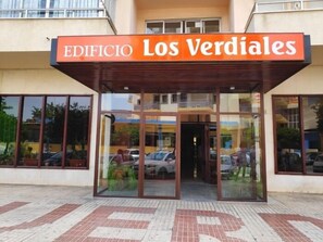 The entrance to a building with a sign reading 'EDIFICIO Los Veriales'. - Sea-View Studio with Pool, 100 m from the Centre of Torremolinos (Torremolinos)