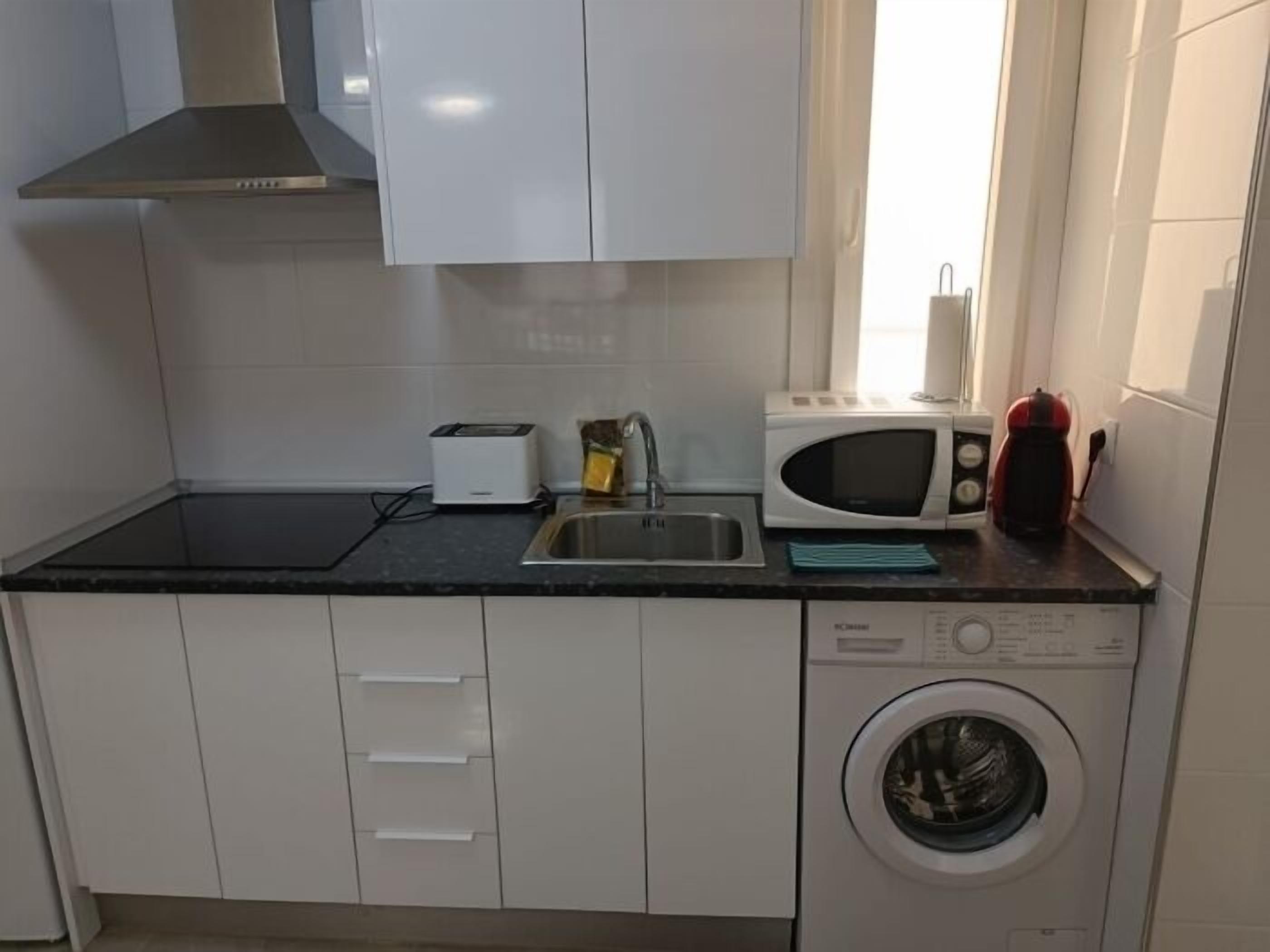 Coffee/tea maker, fridge, microwave, stovetop