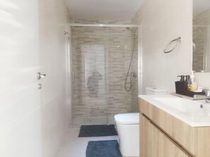 A bathroom with a shower, toilet, and vanity. - Renovated 1-Bedroom Apartment 130 m from the Beach, Bajondillo (Torremolinos)