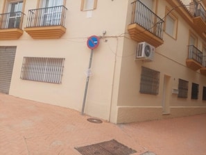 A building with balconies, a no parking sign, and an air conditioning unit. - 2-Bedroom Apartment 100 m from Bajondillo Beach and the Town Centre (Torremolinos)