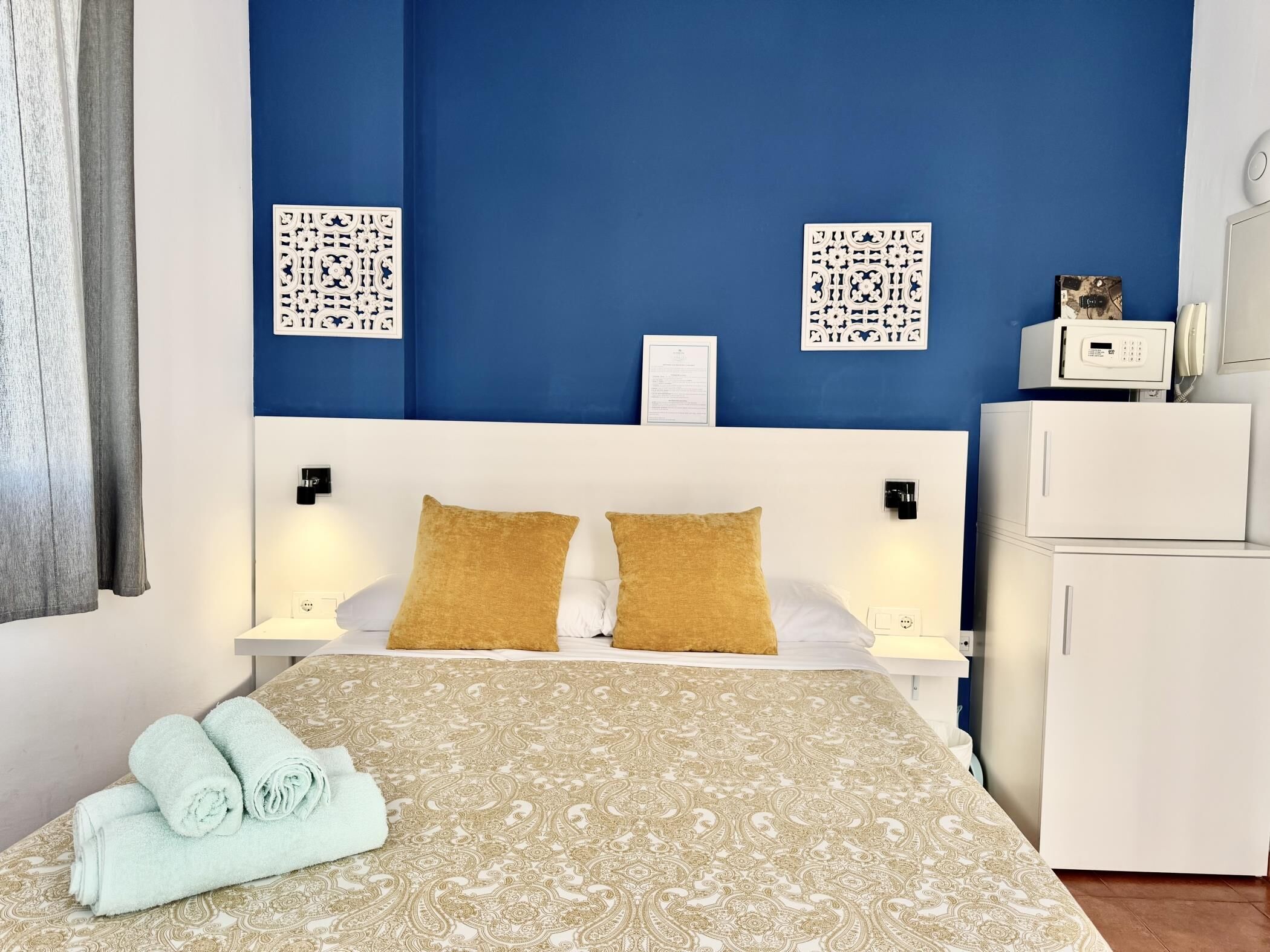 Iron/ironing board, free WiFi, bed sheets