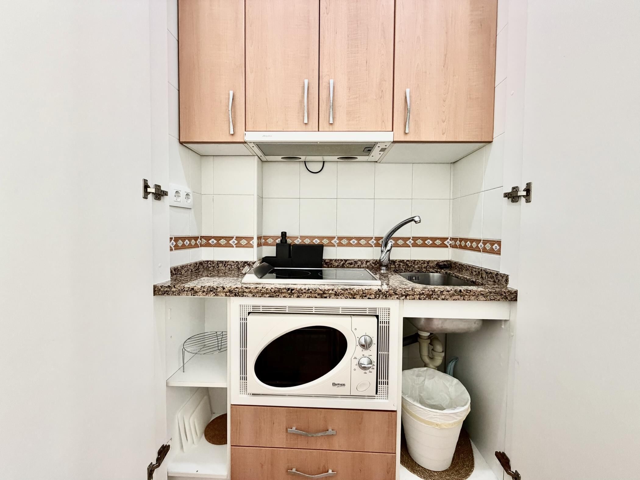 Fridge, microwave, stovetop, electric kettle