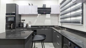 Standard Apartment, Balcony, City View | Dapur peribadi | Peti sejuk, ketuhar gelombang mikro, ketuhar, dapur 