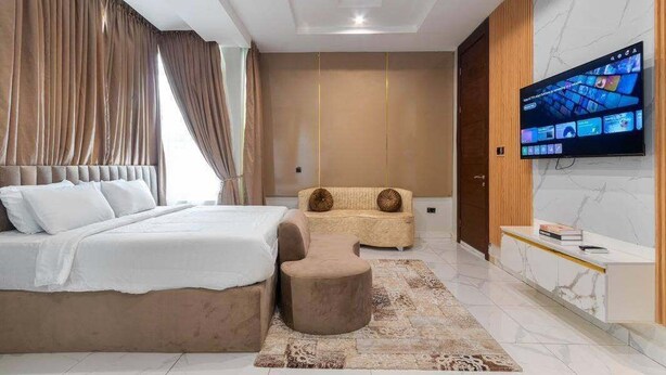 Standard Apartment, Balcony, City View | Peti besi dalam bilik, meja, ruang kerja komputer riba 