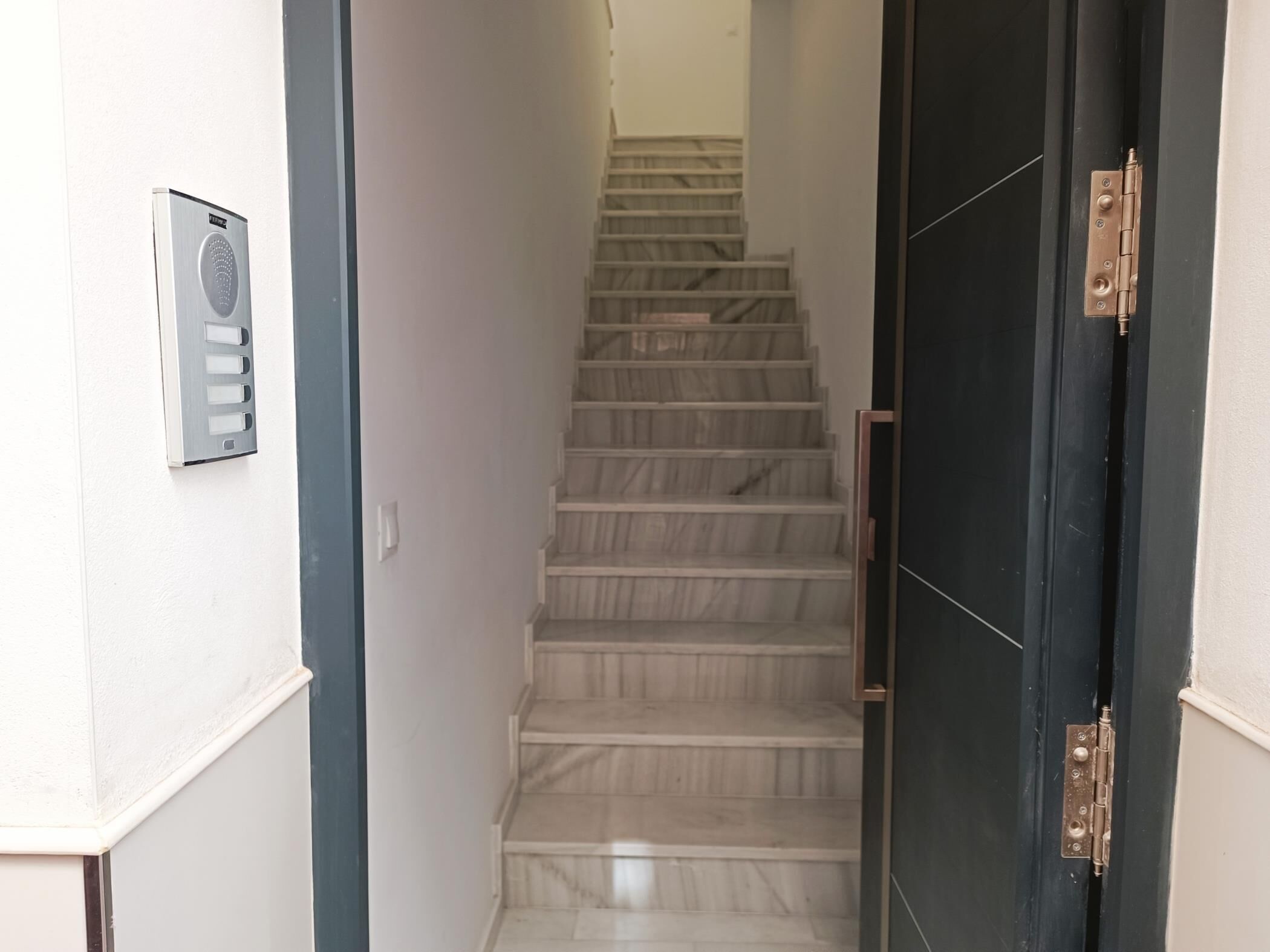 Una escalera con una puerta al final.