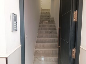 A staircase with a door at the bottom. - Brand-New Studio 130 m from Bajondillo Beach, Torremolinos (Torremolinos)