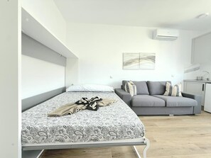 A compact room with a bed, a sofa, and a kitchenette. - Central Studio with Pool and Lift, 800 m from the Beach, Torremolinos (Torremolinos)