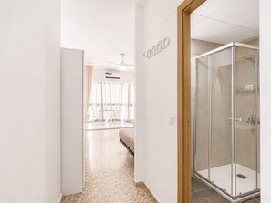 A hotel room with a glass-enclosed shower, a bed, a small table, and a chair. - Studio with A/C and WiFi in Central Torremolinos, 15 Minutes from the Beach (Torremolinos)
