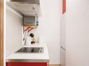 A compact kitchen with a stainless steel sink, a microwave, and a small refrigerator. - Studio with A/C and WiFi in Central Torremolinos, 15 Minutes from the Beach (Torremolinos)