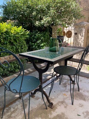 Outdoor dining - Vrbo Property (Courthézon)