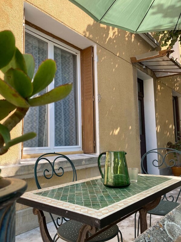Outdoor dining - Vrbo Property (Courthézon)