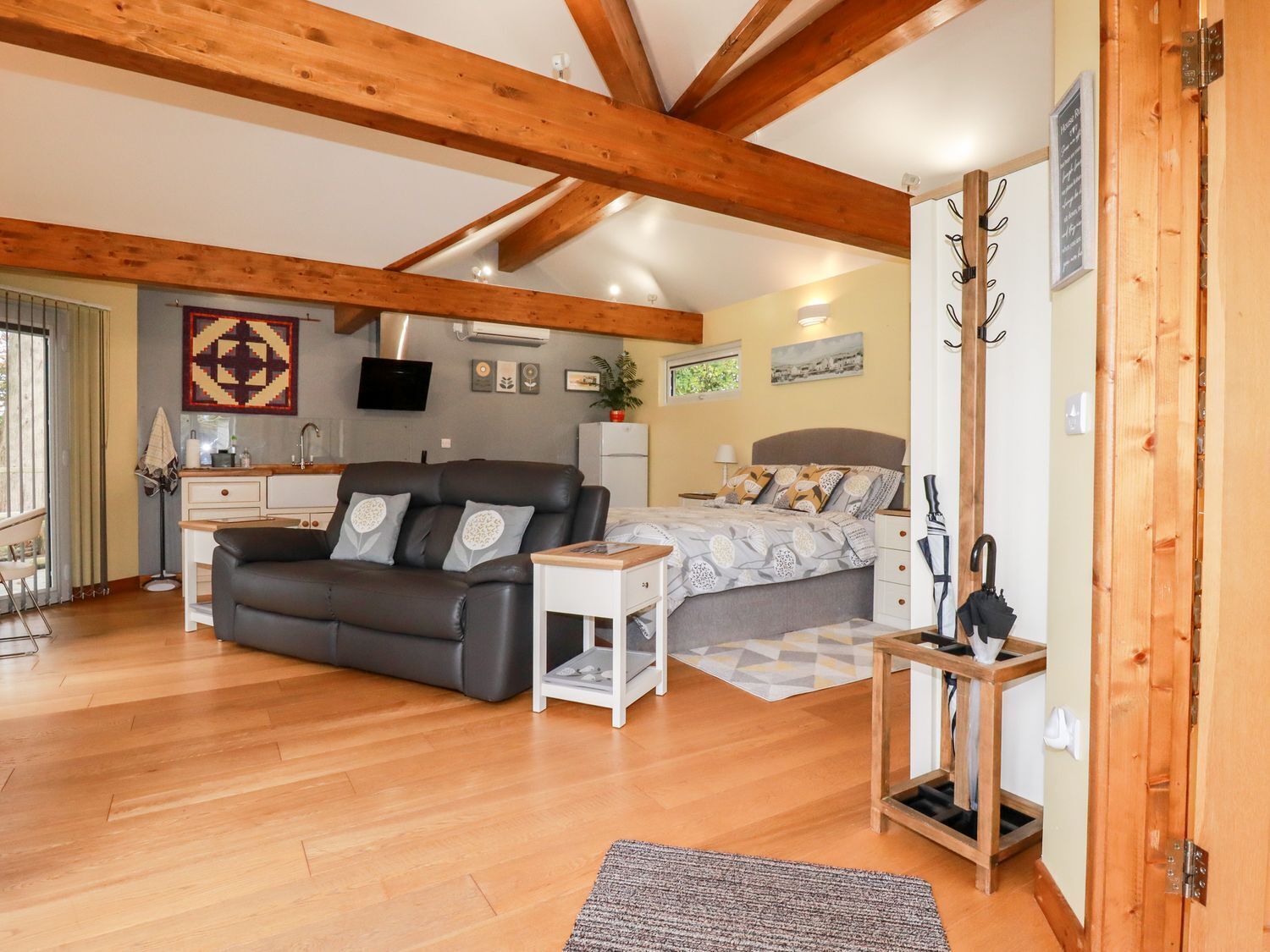 1 bedroom, individually decorated, individually furnished